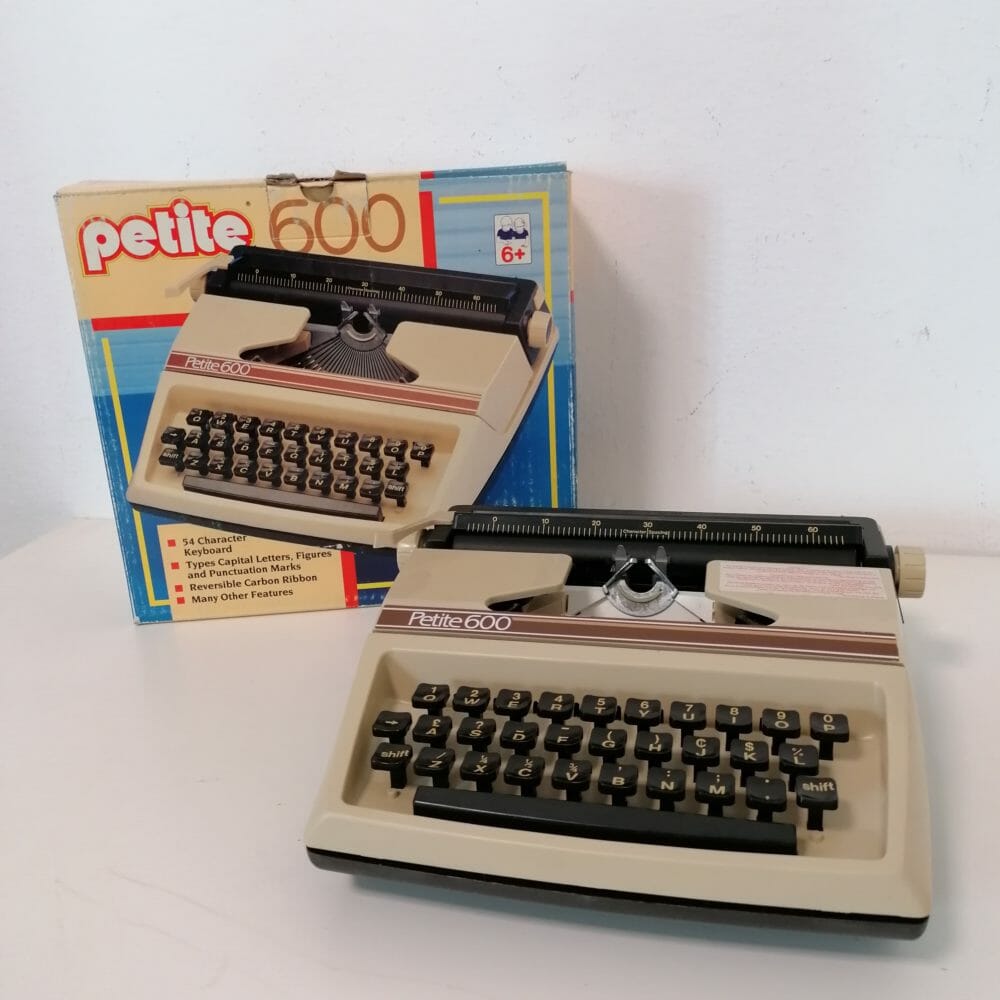 Petite 600 macchina da scrivere giocattolo anni 70 - Mercato Solidale Mani  Tese